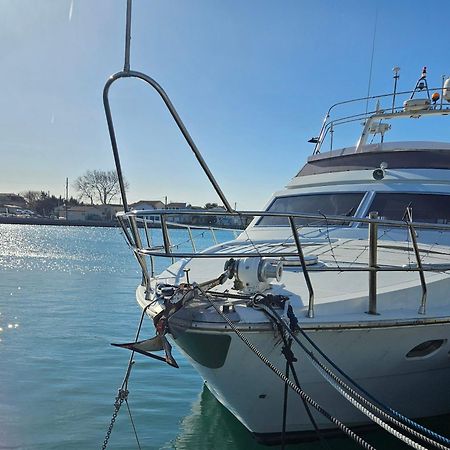 Nuit Insolite Bateau A Quai - Port Saint Louis Du Rhone Εξωτερικό φωτογραφία