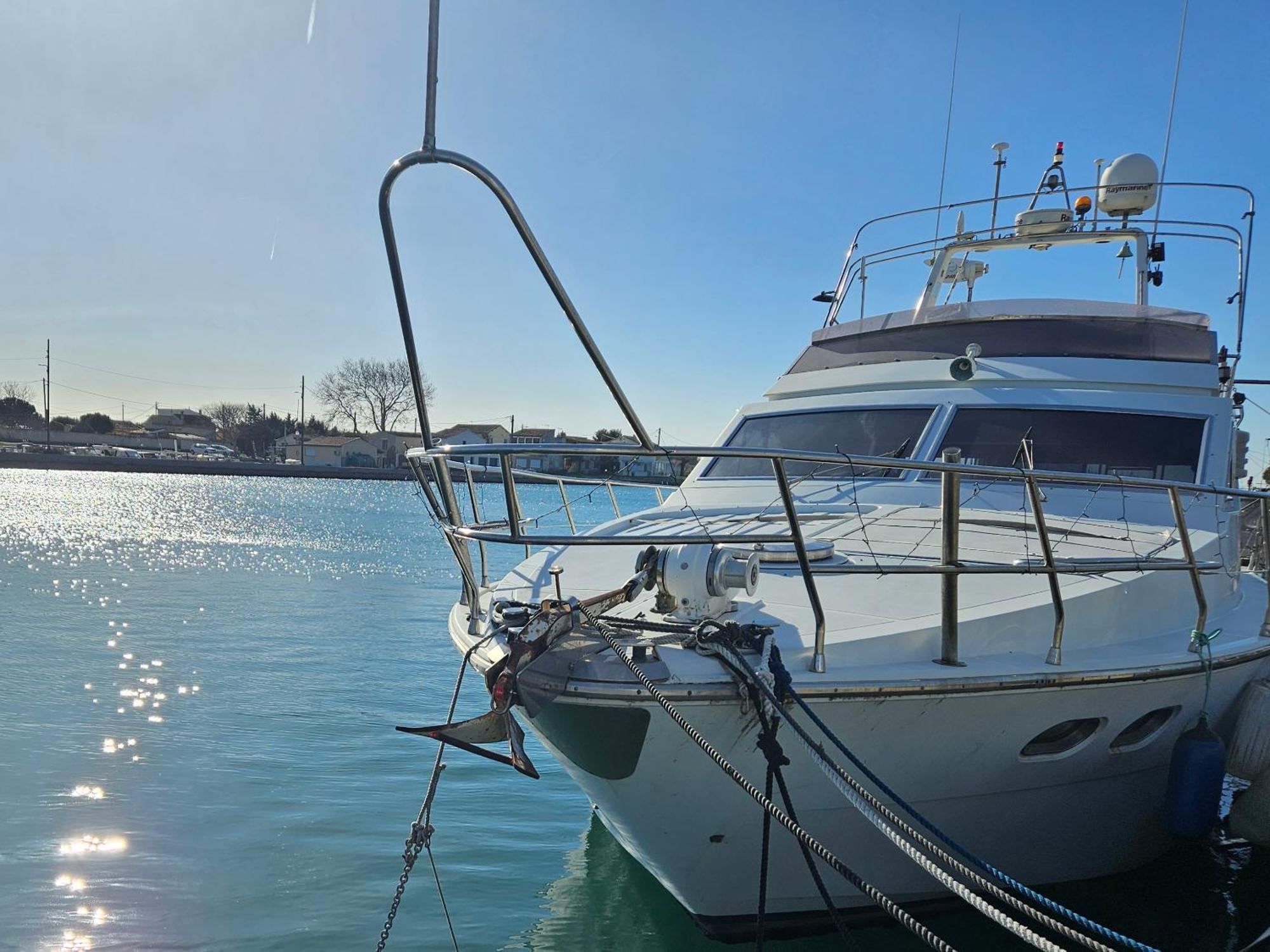 Nuit Insolite Bateau A Quai - Port Saint Louis Du Rhone Εξωτερικό φωτογραφία