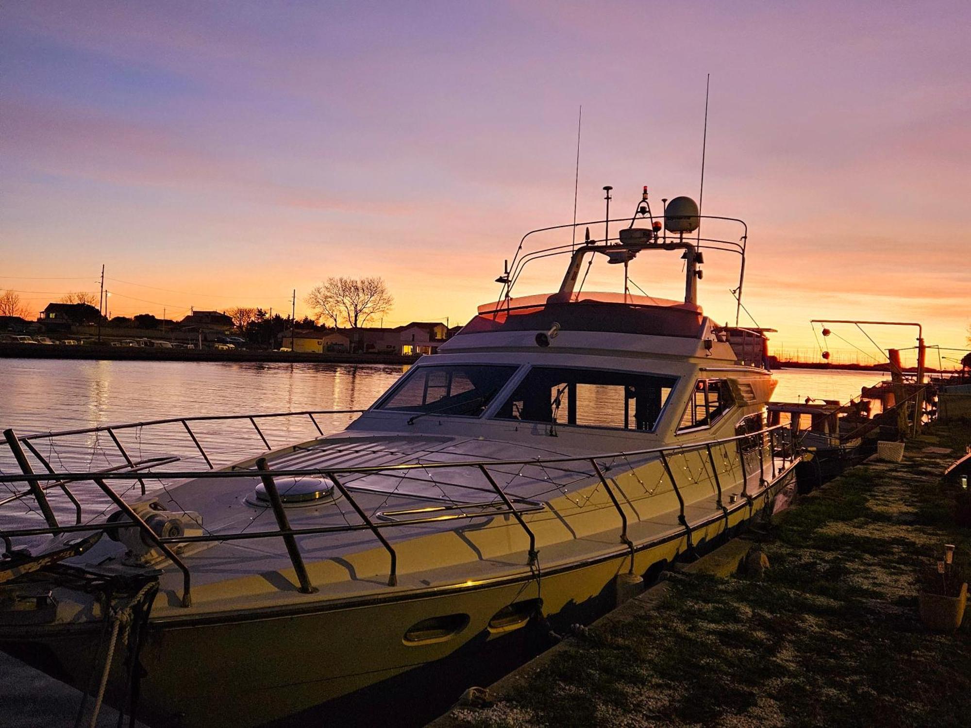 Nuit Insolite Bateau A Quai - Port Saint Louis Du Rhone Εξωτερικό φωτογραφία