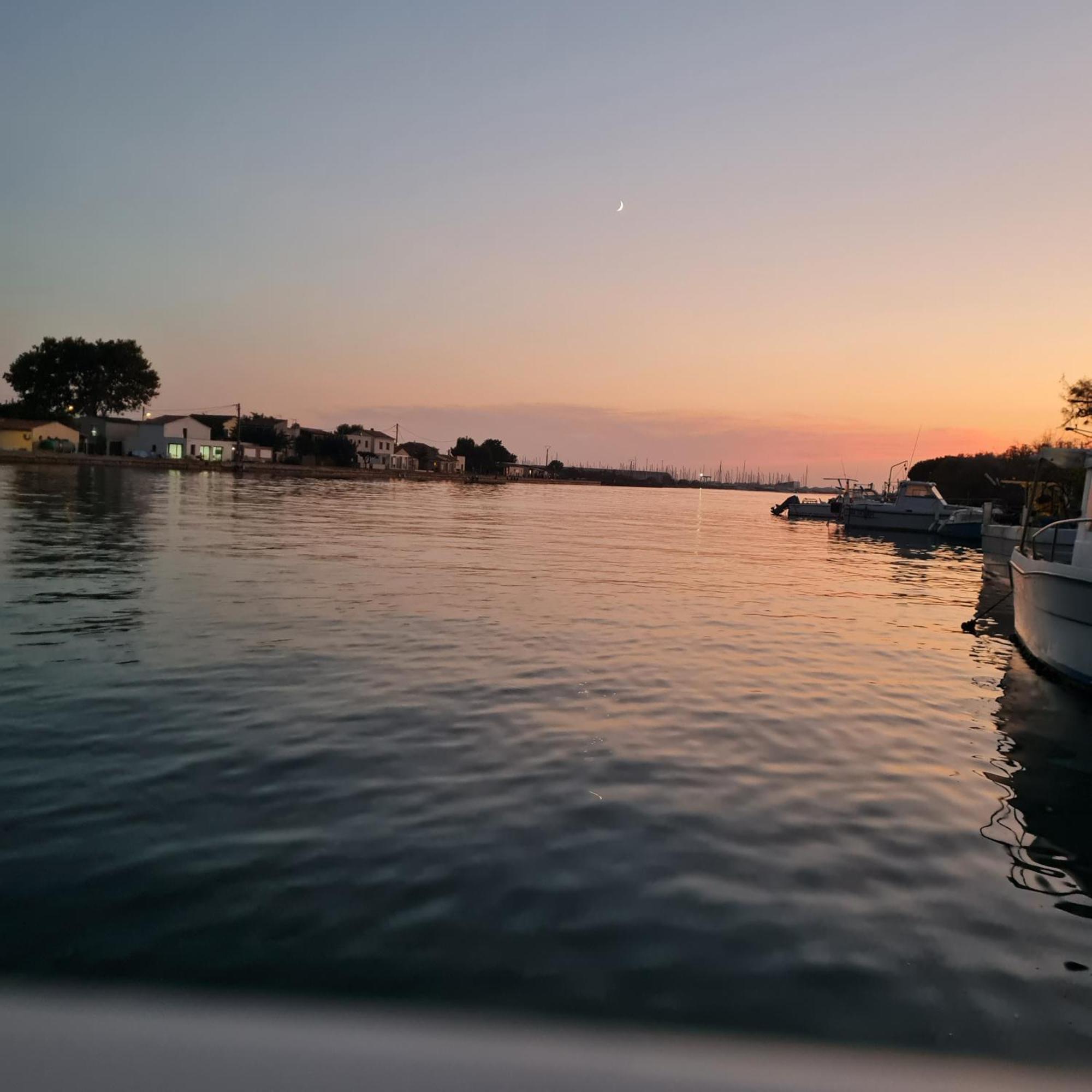 Nuit Insolite Bateau A Quai - Port Saint Louis Du Rhone Εξωτερικό φωτογραφία
