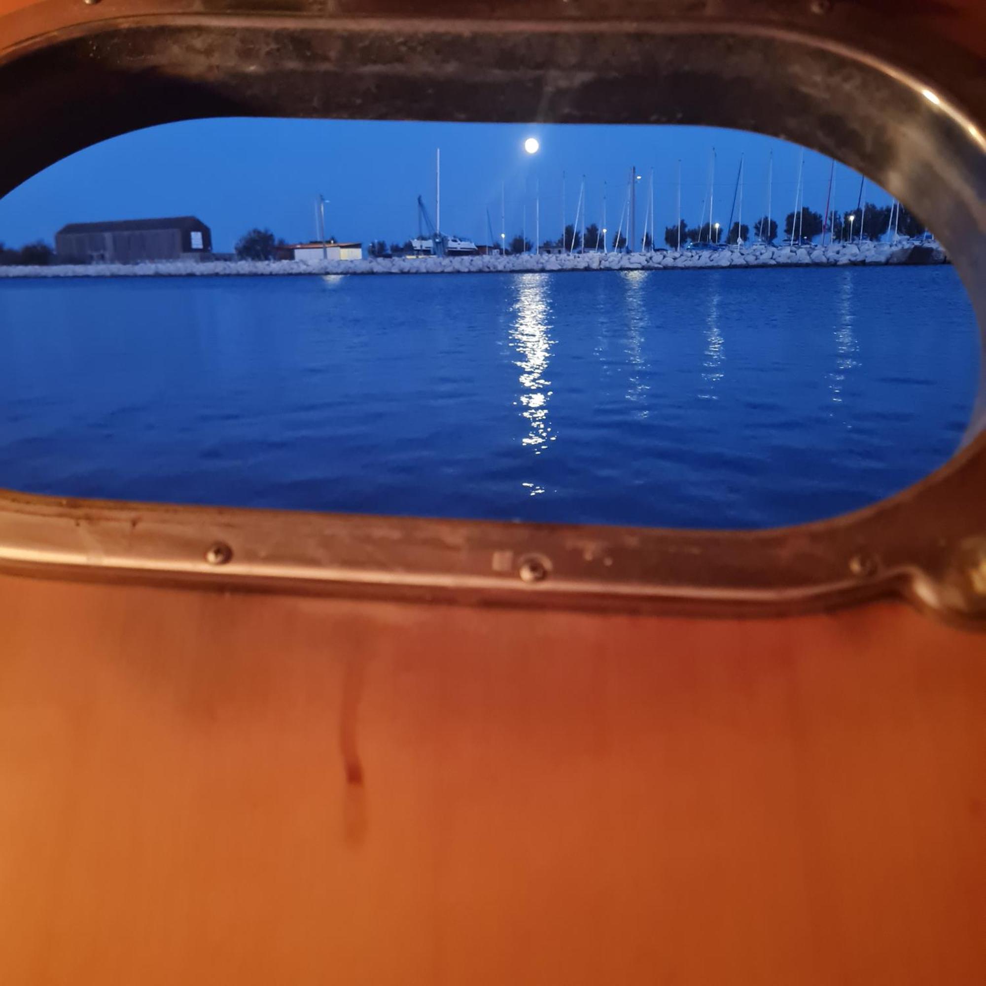 Nuit Insolite Bateau A Quai - Port Saint Louis Du Rhone Εξωτερικό φωτογραφία