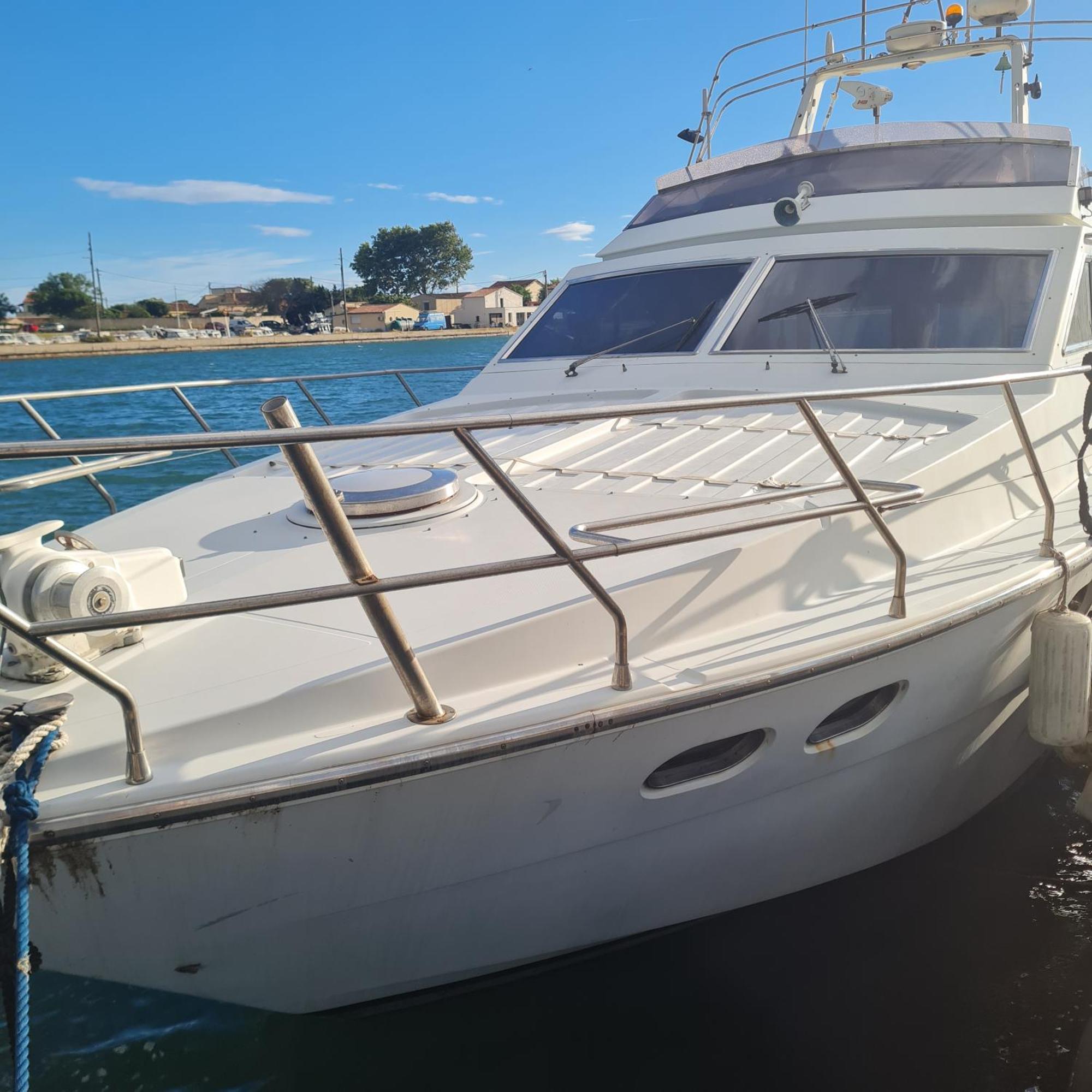 Nuit Insolite Bateau A Quai - Port Saint Louis Du Rhone Εξωτερικό φωτογραφία