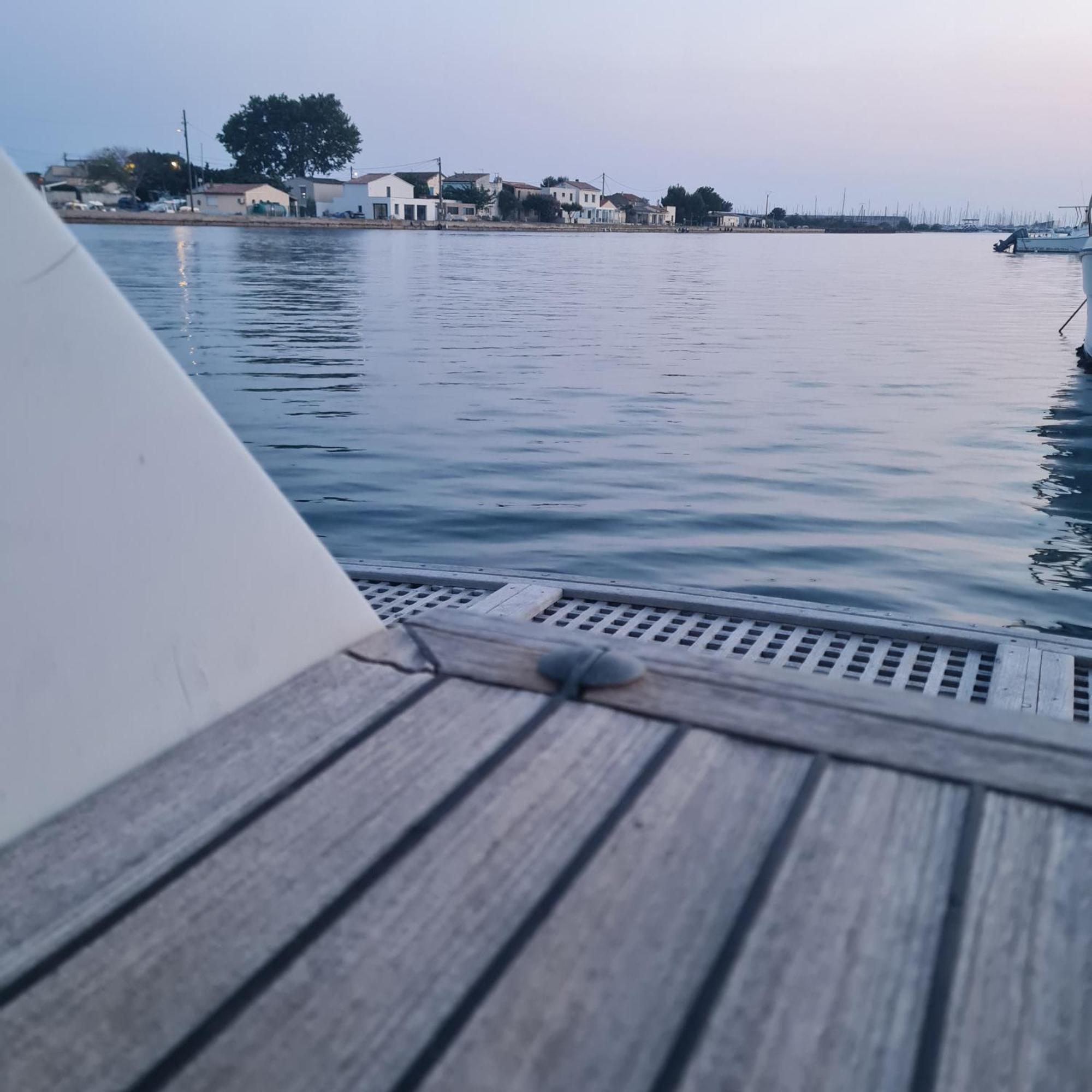 Nuit Insolite Bateau A Quai - Port Saint Louis Du Rhone Εξωτερικό φωτογραφία