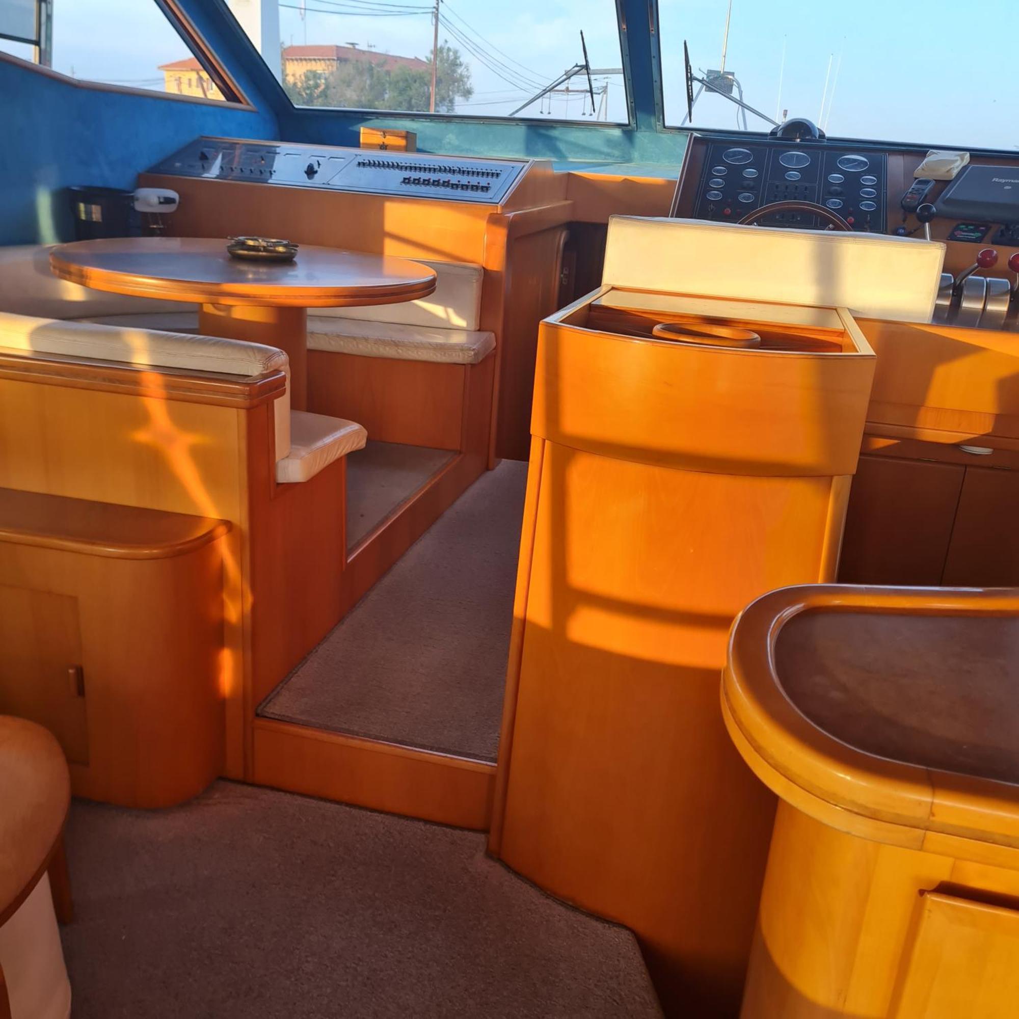 Nuit Insolite Bateau A Quai - Port Saint Louis Du Rhone Εξωτερικό φωτογραφία