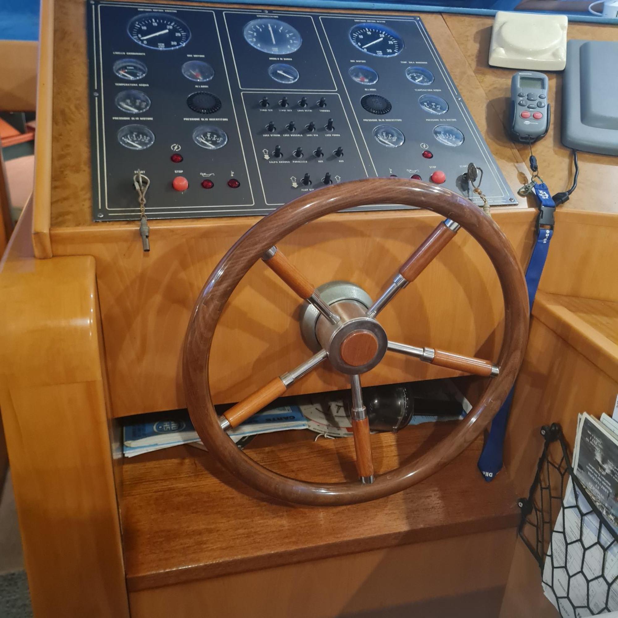 Nuit Insolite Bateau A Quai - Port Saint Louis Du Rhone Εξωτερικό φωτογραφία